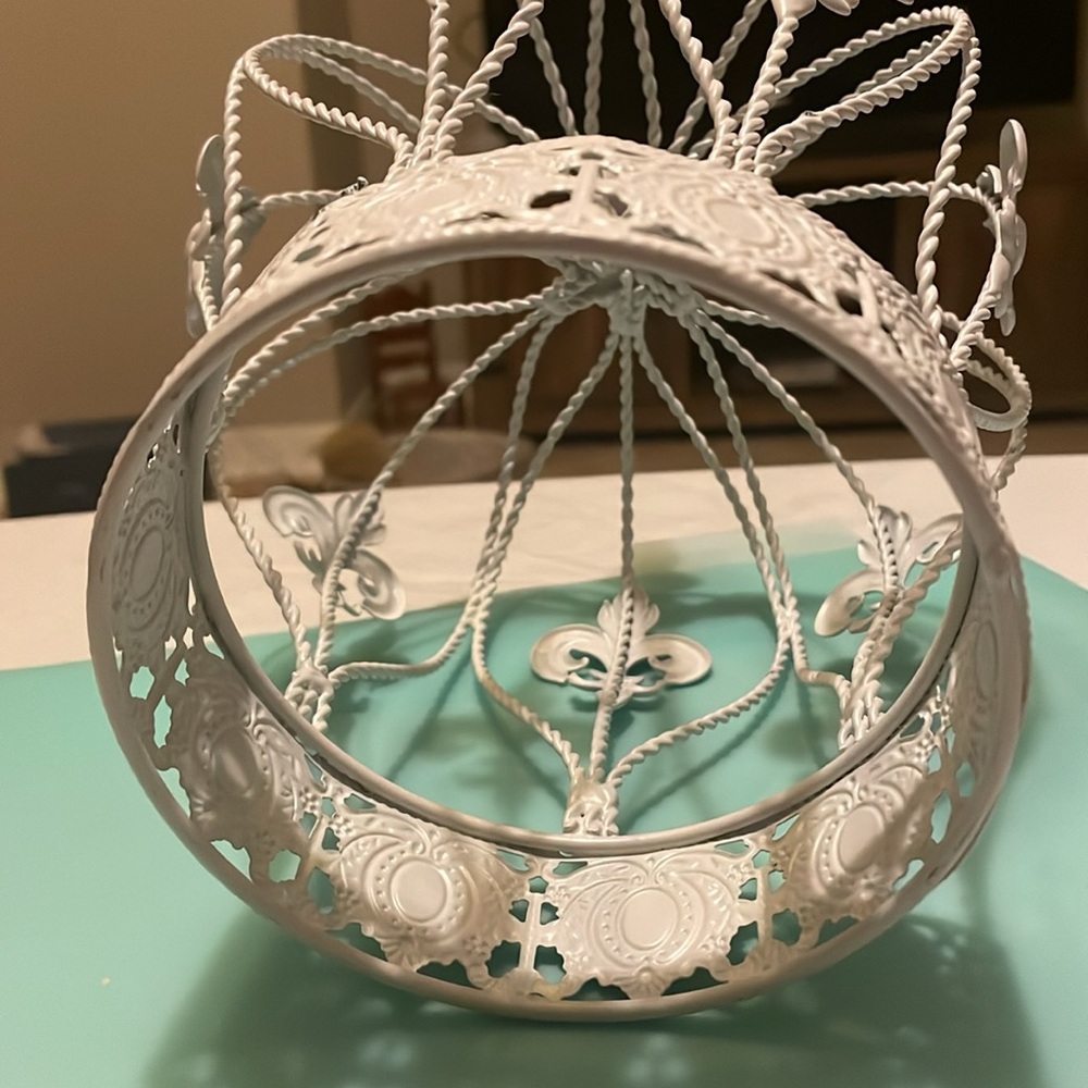 White fleur de les pattern crown table decor - Picture 4 of 7
